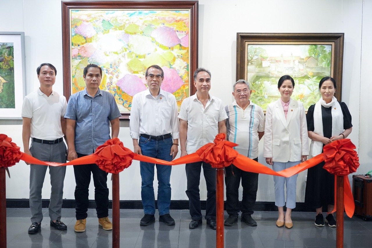 Họa sỹ Trần Quang Thái (thứ hai từ trái sang); Giáo sư GS.TS Dam Won Kim Chang Bae (thứ 3 từ trái sang) cùng các khách mời tham dự triển lãm.